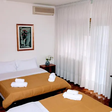 בית הארחה Rosa Garden מסטרה